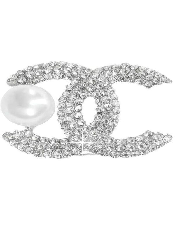 Add timeless elegance to any outfit with Wedbie Premium Brooches. Perfect for brides, parties, and formal wear, these rhinestone brooches elevate every look with sparkling charm.